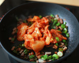 Foto langkah ke 5 dari resep Kimchi Bokkeumbab Nasi goreng Korea.