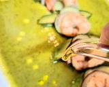 Foto del paso 7 de la receta: Ensalada de gambas y aguacate con salsa de cilantro