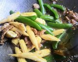 รูปขั้นตอนการทำที่ 5 ของ ผัดถั่วหวานและข้าวโพดอ่อนกับหมูสันใน สูตรน้ำมันน้อย