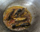 Gambar langkah 2 resipi Ikan Sardin Masak Sambal dengan Ubi Kentang.