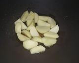 Foto langkah ke 2 dari resep Semur Kentang Campur.