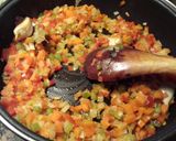 Foto del paso 6 de la receta Lentejas pardinas con verduras y salchichas frescas