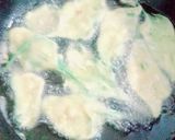 A picture of step 3 of Palak ke pakore.