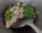 Foto langkah ke 3 dari resep Tumis Kacang Panjang Dan Bakso.