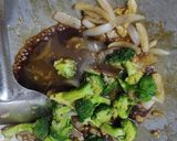 Foto langkah ke 3 dari resep Brokoli Sapi Lada Hitam.