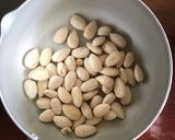 Hình bước làm 2 của món Sữa hạnh nhân
