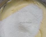 Foto langkah ke 4 dari resep Creamy Matcha Castella Cupcake.