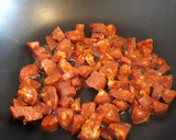 Foto del paso 1 de la receta: Macarrones con tomate y chorizo