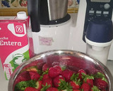 Foto del paso 1 de la receta: Fresas con leche y azúcar