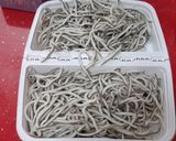 Foto del paso 3 de la receta: Ensalada templada de gulas al ajillo con brotes tiernos