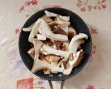 Foto del passaggio 2 della ricetta Crepes con funghi cardocelli