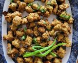 A picture of step 4 of Moong dal pakoda.