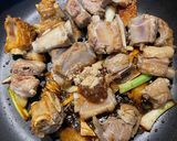 A picture of step 2 of Braised Pork Ribs with Potatoes.