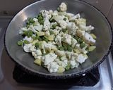 A picture of step 1 of Cauliflower mutter subji.