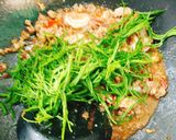รูปขั้นตอนการทำที่ 2 ของ ผัดชะอม กุ้ง หมูสับ ราดข้าว