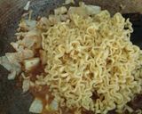 Foto langkah ke 5 dari resep Mie Goreng Kari.
