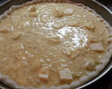 Foto del paso 4 de la receta: Tarta de masa quebrada con triple queso y cebolla