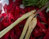 Foto langkah ke 3 dari resep Rebusan Kulit Buah Naga, Pandan, Serai, Madu & Jeruk Nipis.