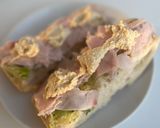 Foto del paso 3 de la receta: Tostada de guacamole, pavo y hummus