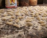 Foto del paso 2 de la receta: Ñoquis de papa con bolognesa y crema