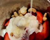 व्हाइट चॉकलेट और स्ट्रॉबेरी होट शेक (White chocolate aur strawberry hot shake recipe in Hindi) रेसिपी चरण 1 फोटो