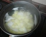 Foto del paso 2 de la receta: Buñuelos de puré de papas, abadejo, palitos de cangrejo y cebolla sofrita con ensalada