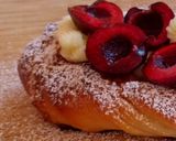 Foto del paso 24 de la receta: Trenza de brioche hojaldrado con crema y cerezas