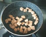 Une image de l'étape 2 de Poêlée de tofu au poireau et aux champignons de Paris.
