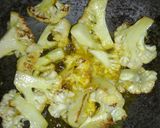 सूखी गोभी आलू की सब्जी (sukhi gobi aloo ki sabzi recipe in Hindi) रेसिपी चरण 2 फोटो