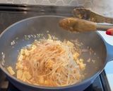 A picture of step 4 of Shrimp Pad Thai.