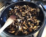 Une image de l'étape 2 de Couronne d omelette aux champignons et tomates à l ail et persil.