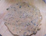 कसूरी मेथी ओनियन लसूणी पराठे (kasuri methi onion lasuni paratha recipe in marathi) रेसिपी स्टेप 3 फोटो 