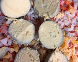 Foto del paso 2 de la receta: Huevos rellenos de gambas, delicias del Mar y atún