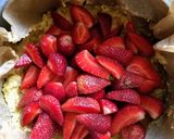 A picture of step 5 of Mascarpone and strawberry cake.
