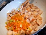 Orez cu piept de pui, bacon și legume
