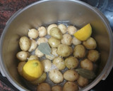 Foto del paso 6 de la receta: Contramuslos asados en freidora de aire con papas arrugas, piña y mojo verde