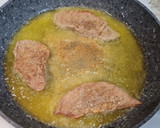 Foto del paso 3 de la receta: Escalopines de ternera en salsa de pimientos y tomate