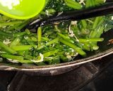 Foto langkah ke 5 dari resep Cah kangkung teri nasi.