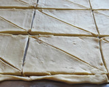 Foto del paso 3 de la receta: Medialunas rellenas con membrillo y dulce de leche