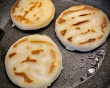 Foto del paso 8 de la receta: Cena venezolana-colombiana: Tequeños, arepas y aborrajados