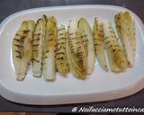 Foto del passaggio 2 della ricetta Pollo fritto con salsa di cipolle e indivia grigliata