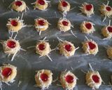 Foto langkah ke 6 dari resep Tumprint Cookies Strobery.