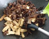 Foto langkah ke 5 dari resep Tumis Jamur Kuping Tahu Tempe.
