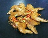 Foto langkah ke 3 dari resep Sayap ayam masak bawang bombay.