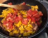 Une image de l'étape 9 de Chou pak choi aux poivrons jaunes,lard,tomates et oignon rouge.