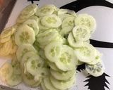 Une image de l'étape 2 de Salade de courgettes et concombre, jambon blanc, sucrine et ail noir.