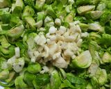 Foto del paso 2 de la receta: Repollitos de Bruselas con salsa blanca y jamón (en cazuelas)
