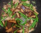 Foto langkah ke 3 dari resep Tumis buncis ayam.