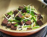 รูปขั้นตอนการทำที่ 3 ของ เลือดหมูผัดถั่วงอก