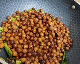 A picture of step 3 of Black chickpea masala.